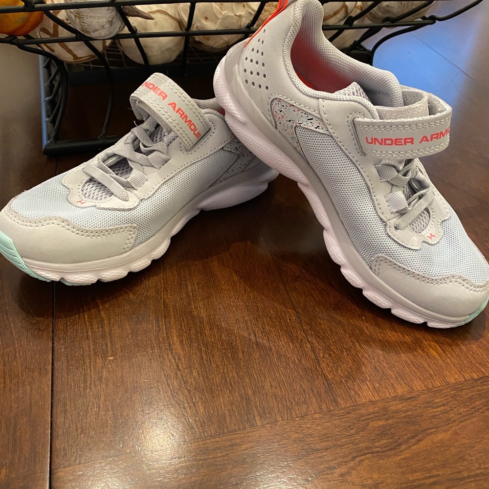 NWOT Under Armor tennis shoes. Girls Size 13.